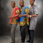 Mężczyźni z zespołu w afrykańskich kolorowych strojach