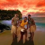 Mężczyźni z zespołu grający rytmy Afrykańskie na plaży